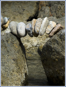 Brücke aus losen Steinen